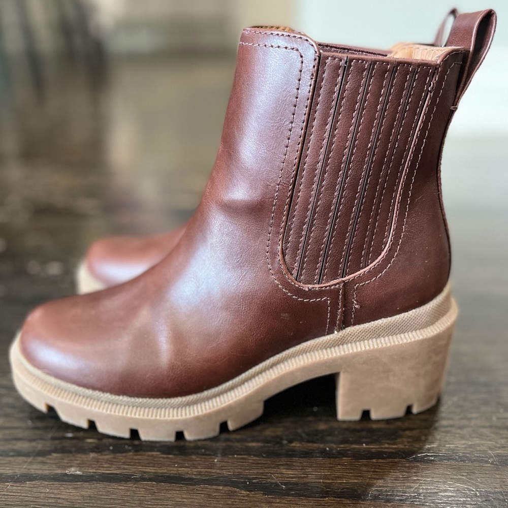 Universal Thread Brown Naya Heeled Chelsea Boots Size 7